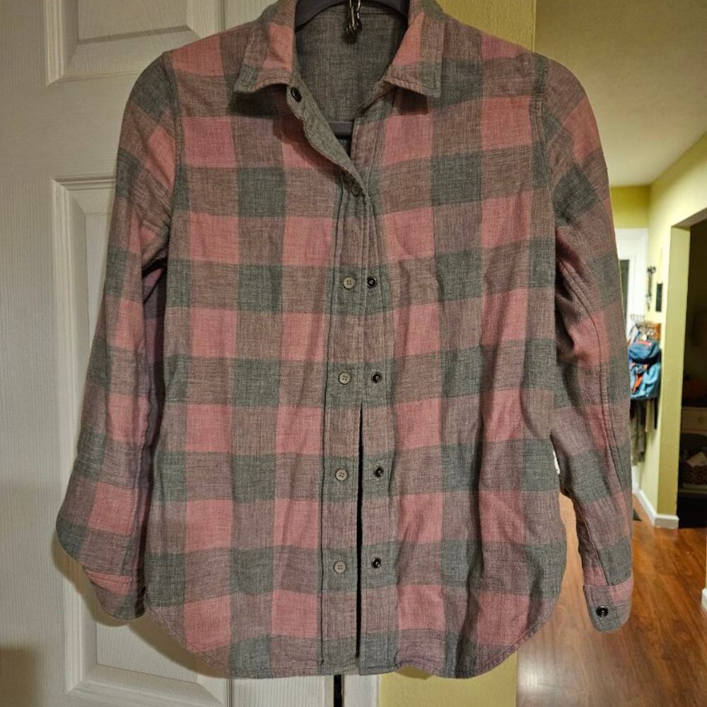 Faherty women's pink and gray reversible flannel shirt - Picture 3 of 7